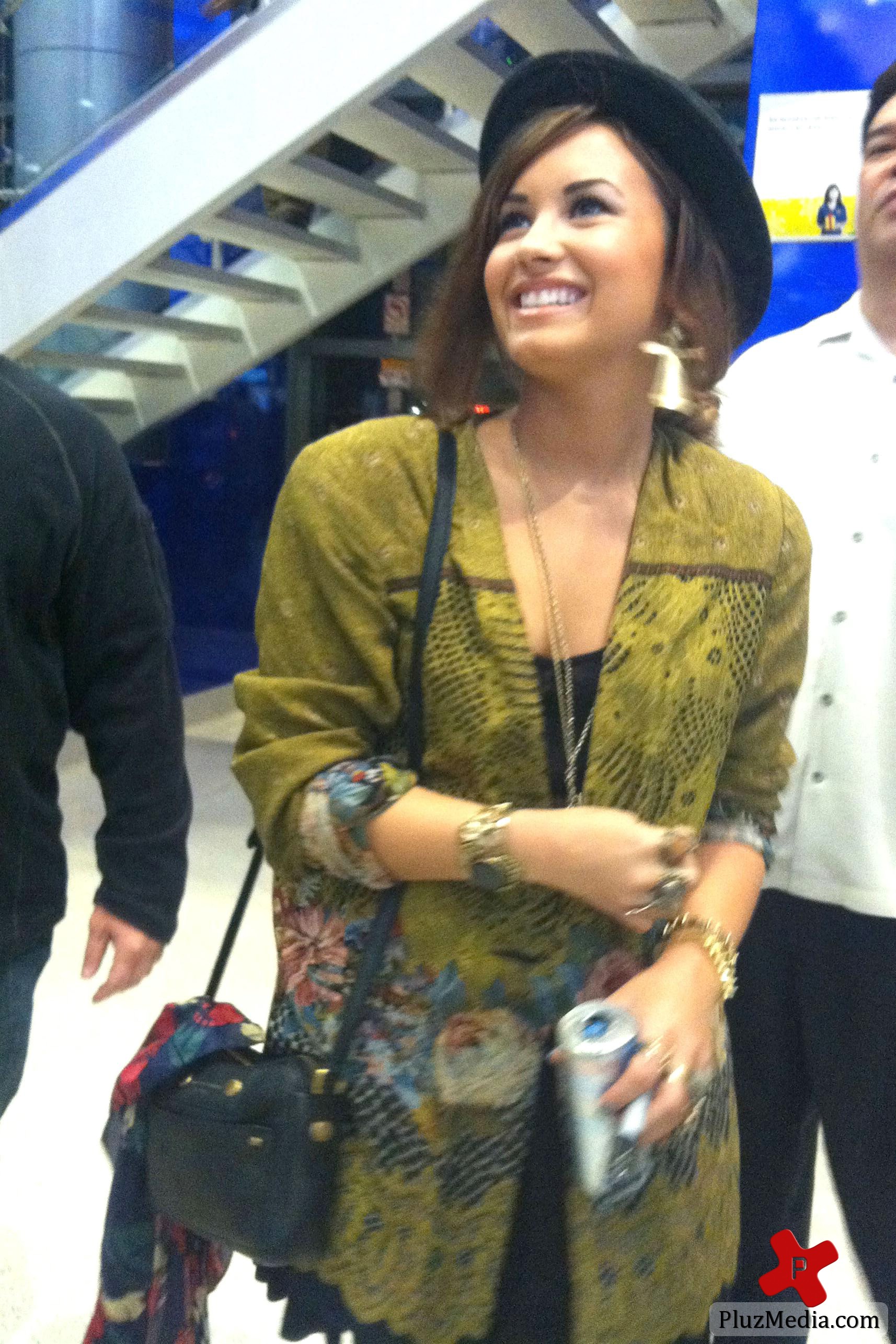 Demi Lovato buys her new cd at midnight | Picture 83098